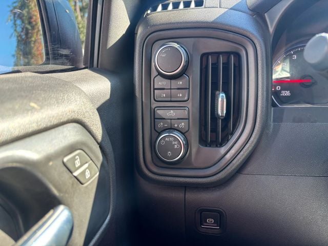 Pre-Owned 2020 Chevrolet Silverado 1500 Crew Cab Custom Trail Boss Pickup 4D 5 3/4 ft - photo - 28