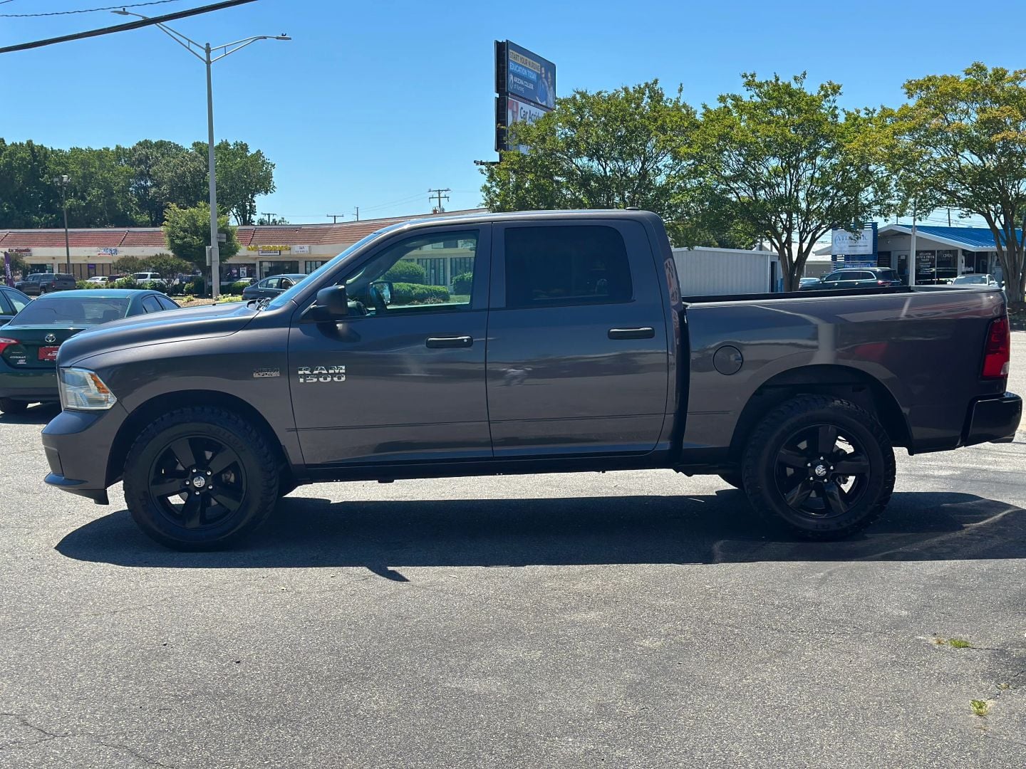 Pre-Owned 2015 RAM 1500 CREW CAB EXPRESS PICKUP 4D 5 1/2 FT - photo - 6