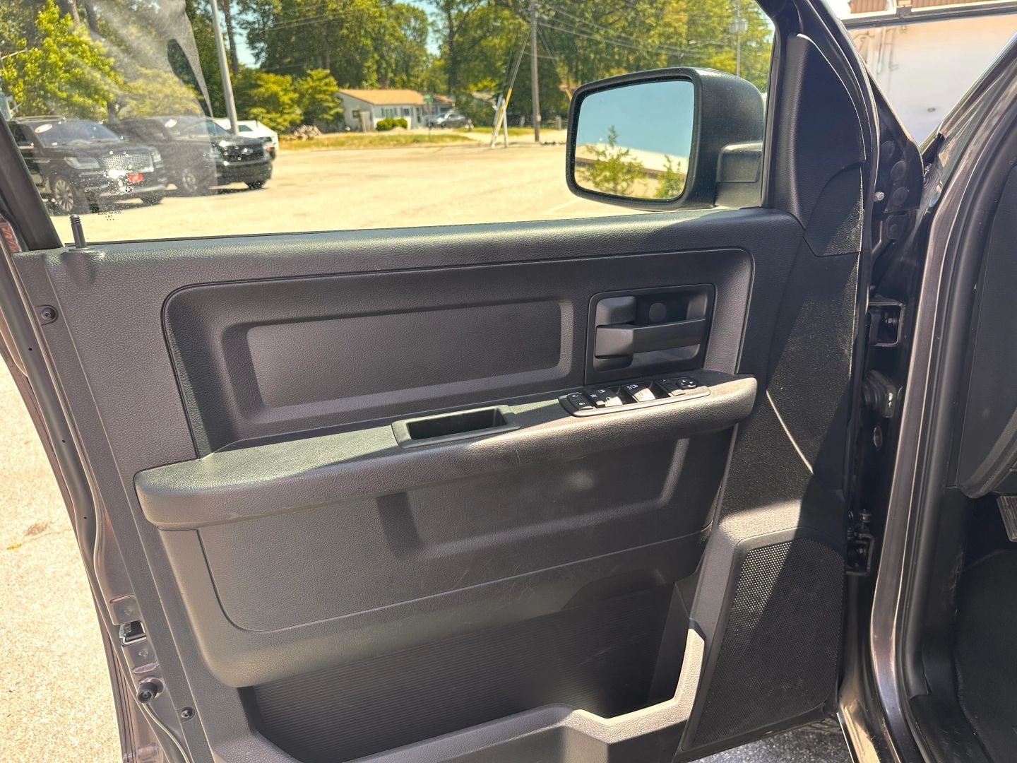 Pre-Owned 2015 RAM 1500 CREW CAB EXPRESS PICKUP 4D 5 1/2 FT - photo - 16