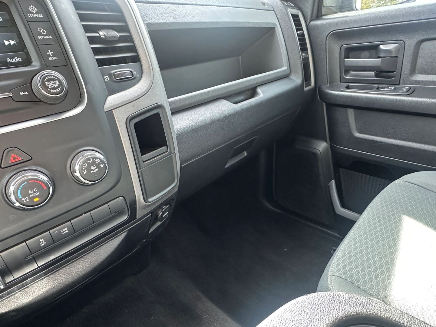 Pre-Owned 2016 RAM 1500 CREW CAB EXPRESS PICKUP 4D 5 1/2 FT - photo - 27