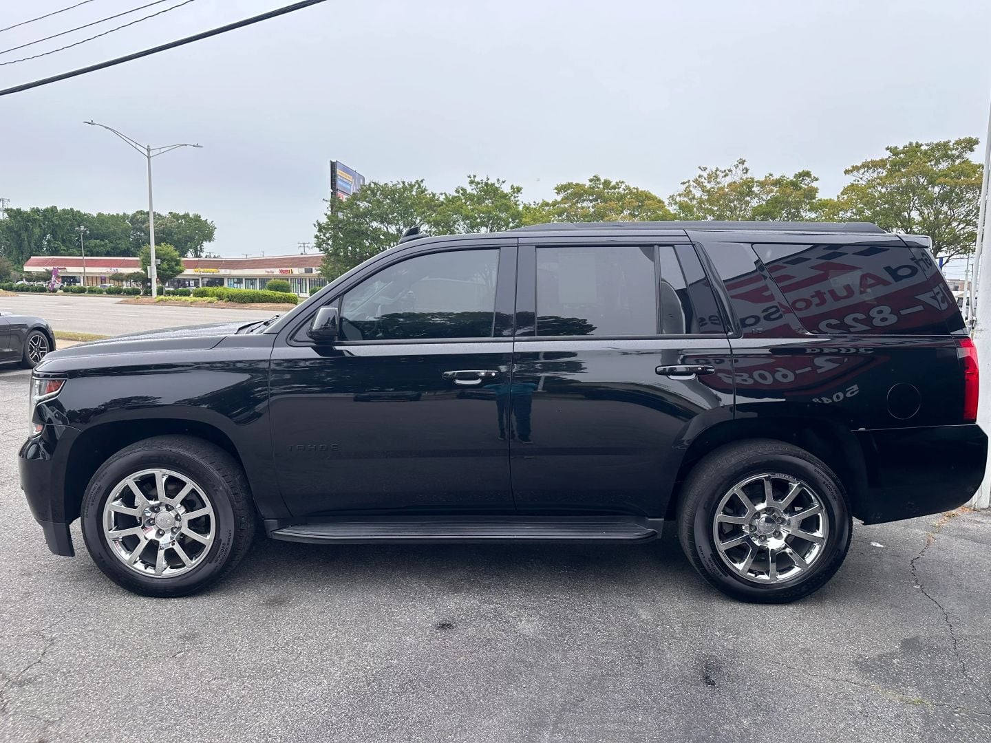 Pre-Owned 2019 CHEVROLET TAHOE LT SPORT UTILITY 4D - photo - 5