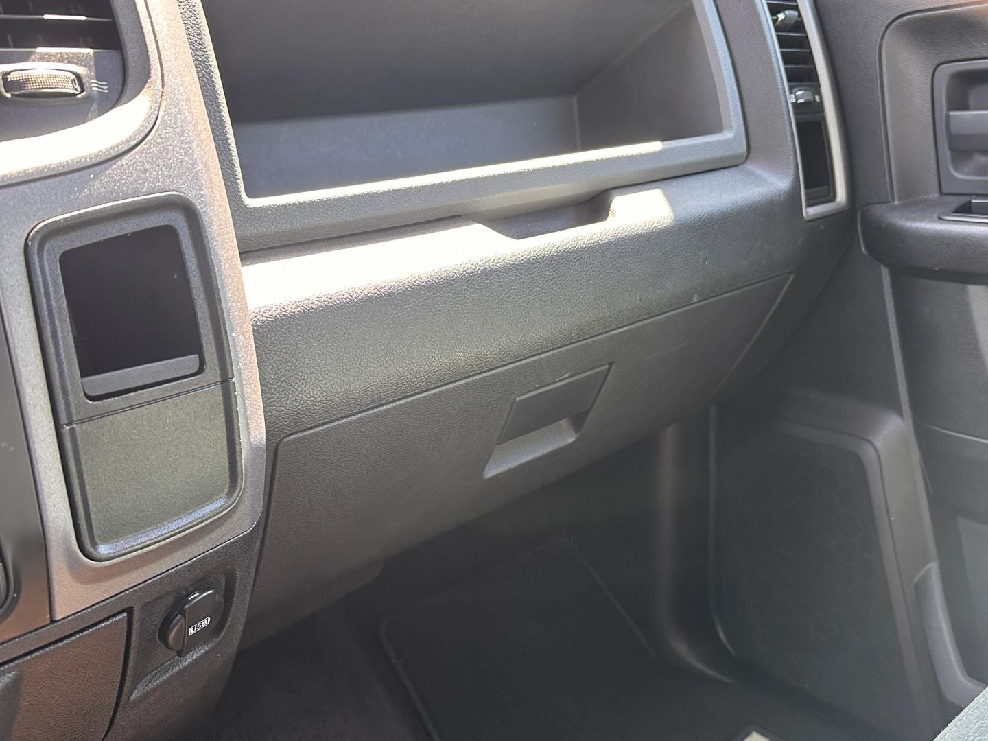 Pre-Owned 2015 RAM 1500 CREW CAB EXPRESS PICKUP 4D 5 1/2 FT - photo - 24