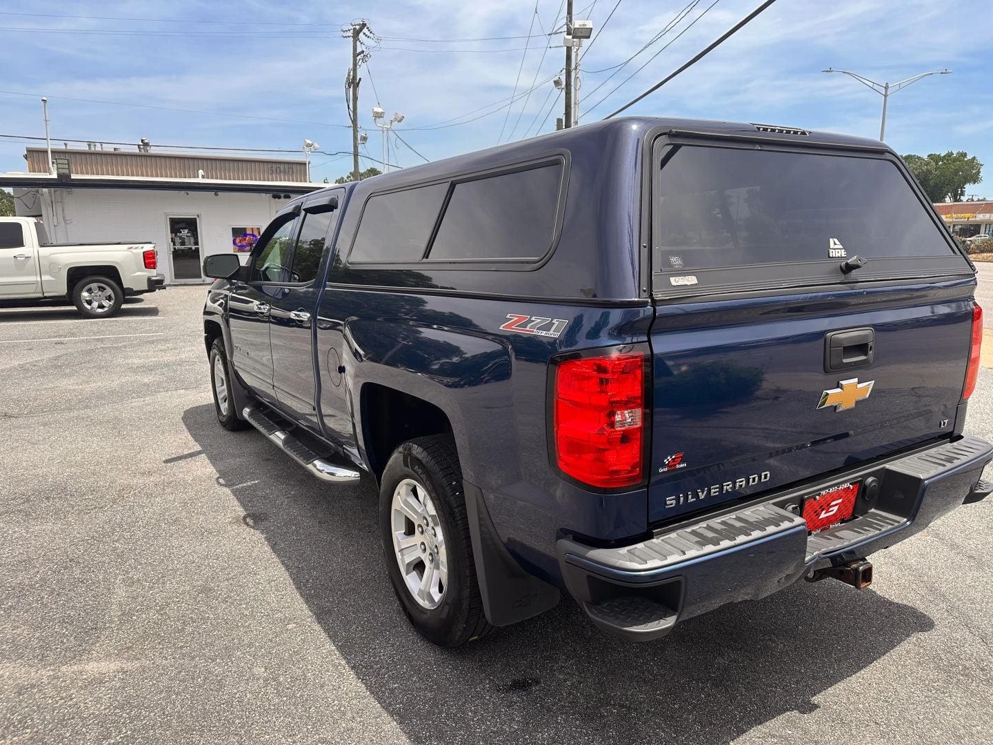 Pre-Owned 2017 CHEVROLET SILVERADO 1500 DOUBLE CAB Z71 LT PICKUP 4D 6 1/2 FT - photo - 5
