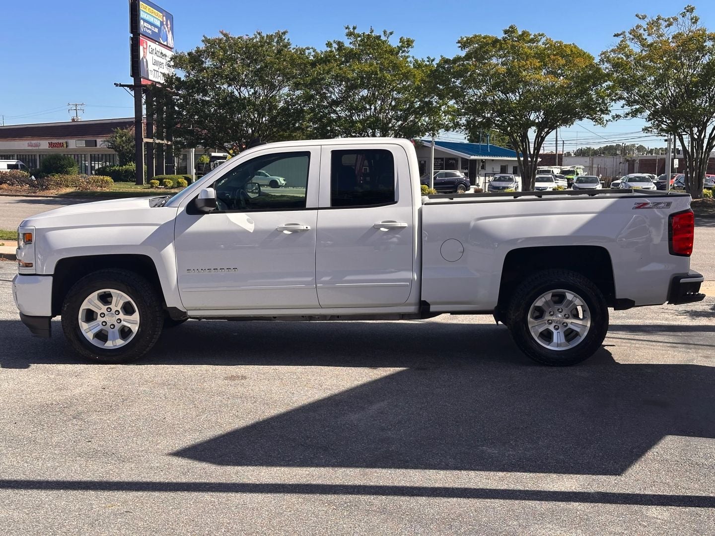 Pre-Owned 2017 CHEVROLET SILVERADO 1500 DOUBLE CAB Z71 LT PICKUP 4D 6 1/2 FT - photo - 6