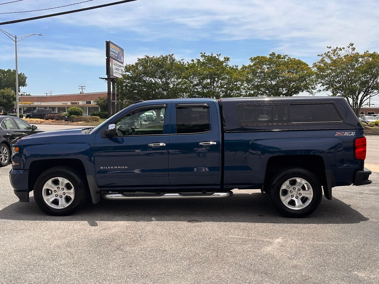 Pre-Owned 2017 CHEVROLET SILVERADO 1500 DOUBLE CAB Z71 LT PICKUP 4D 6 1/2 FT - photo - 6