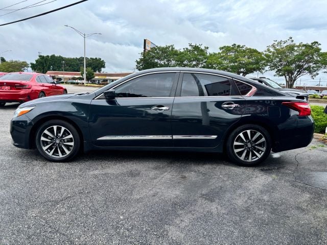 Pre-Owned 2017 Nissan Altima 2.5 SV Sedan 4D - photo - 5