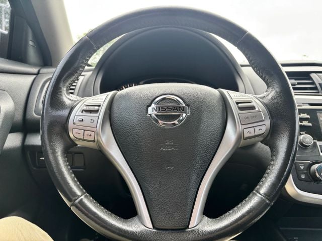 Pre-Owned 2017 Nissan Altima 2.5 SV Sedan 4D - photo - 28