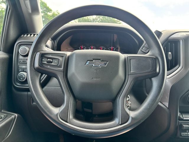 Pre-Owned 2020 Chevrolet Silverado 1500 Crew Cab Custom Trail Boss Pickup 4D 5 3/4 ft - photo - 28